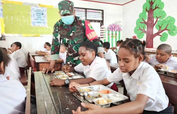 pelibatan-tni-dalam-pelaksanaan-mbg-dinilai-ganggu-psikologis-orang-papua