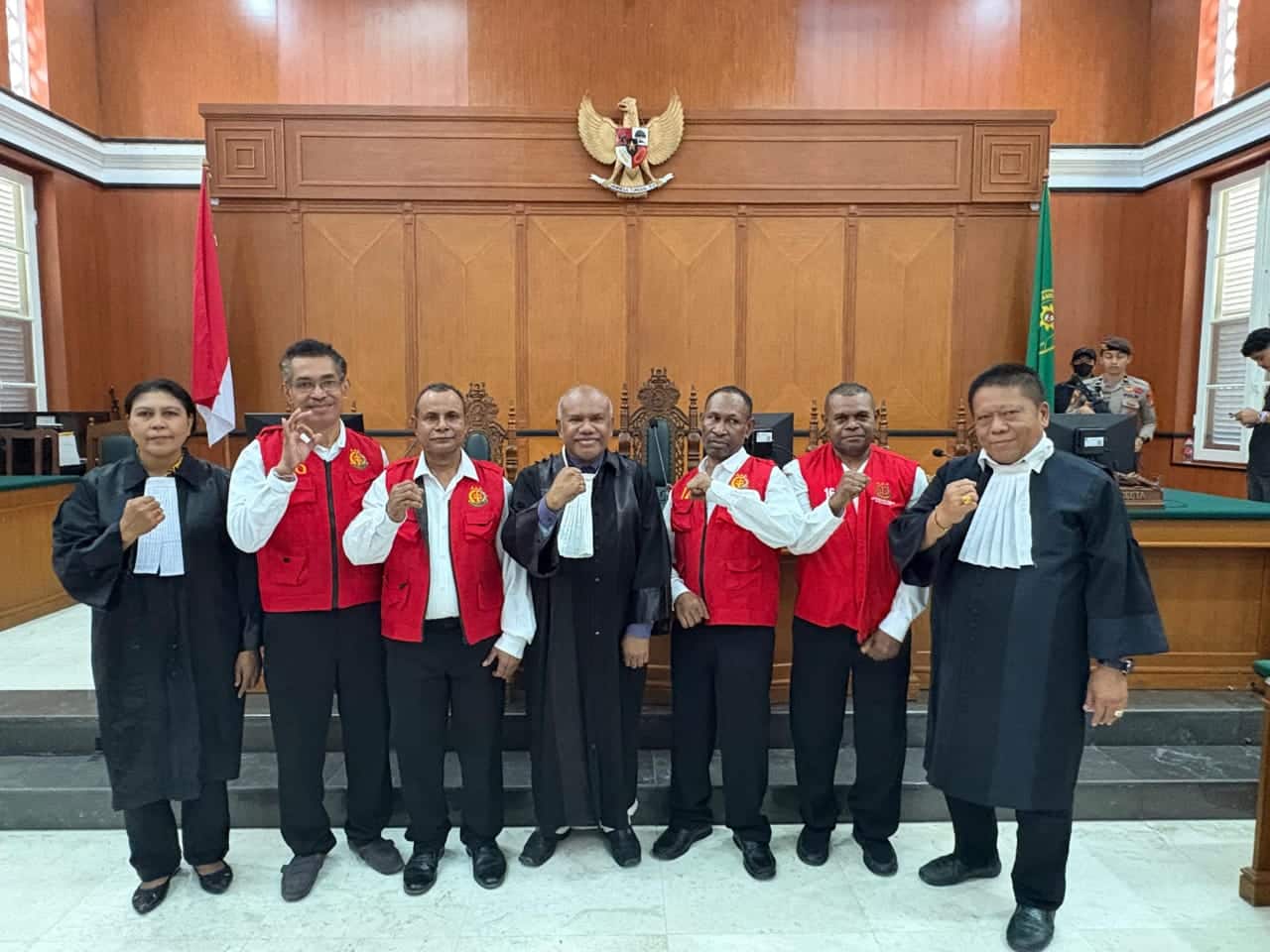 sidang-makar-sorong-empat-di-makassar-diwarnai-demo-mahasiswa-papua