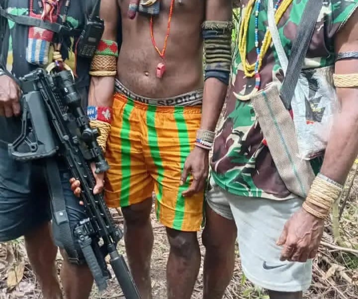 Senjata rampasan dari TNI diserahkan ke Panglima TPNPB Kodap IV Sorong Raya