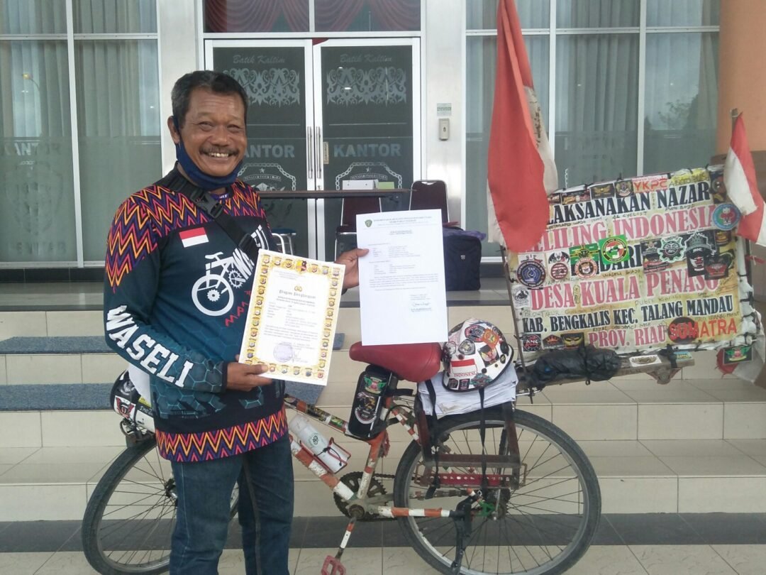 pria-lansia-asal-riau-jelajahi-indonesia-dengan-sepeda-tua