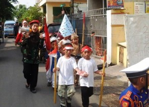Ramaikan Hari Kemerdekaan dan Menanamkan Nilai Nasionalisme dengan Pawai Bareng Siswa