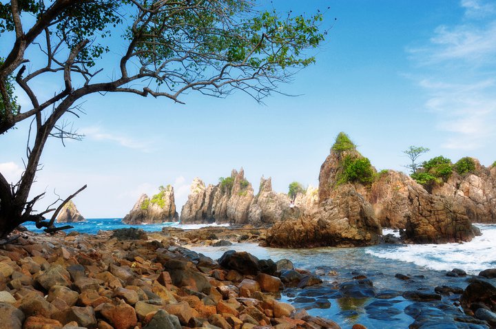 Indah nya batu karang di pantai lampung ini gan