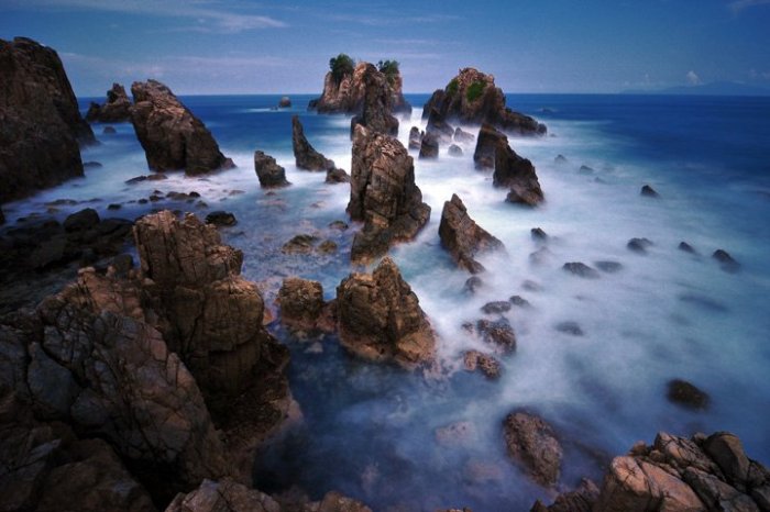 Indah nya batu karang di pantai lampung ini gan
