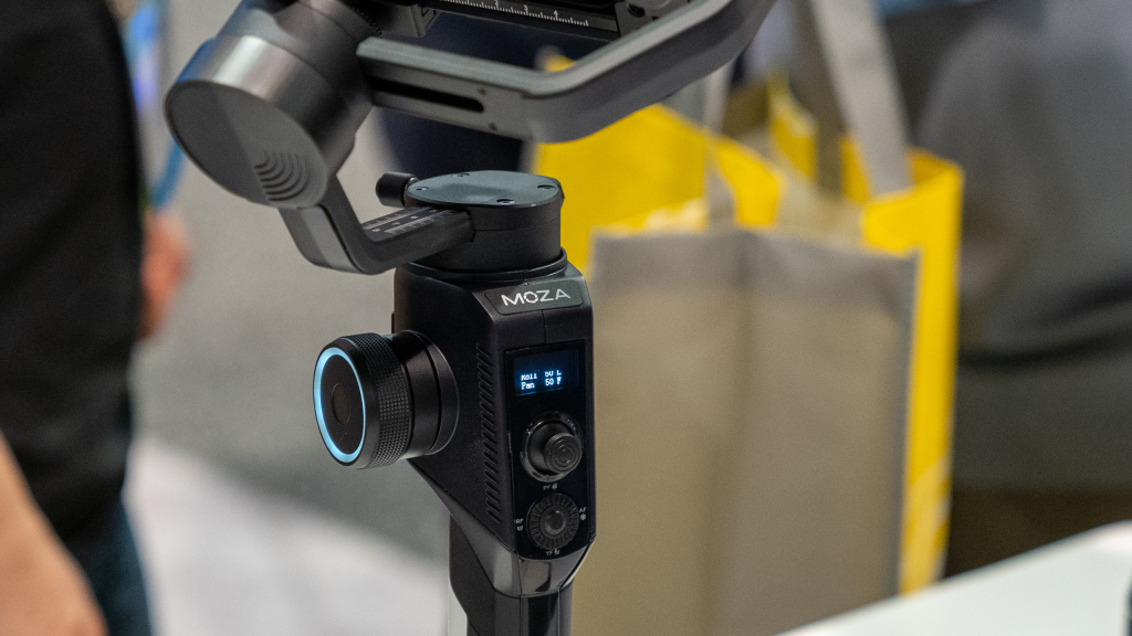 Gudsen Moza AirCross 2 3-Axis Review – Gimbal Stabilizer Kamera Cuma 4 Jutaan