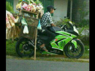 abang-tukang-bubur-jualan-menggunakan-motor-sport-ajie-gileee