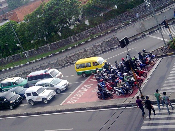 Agar Bikers Berhenti dibelakang garis putih pas Lampu Merah