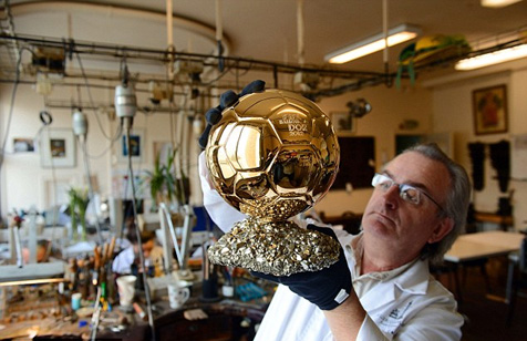 Proses Pembuatan Piala Ballon d'Or yang Berkilau (Pic++)