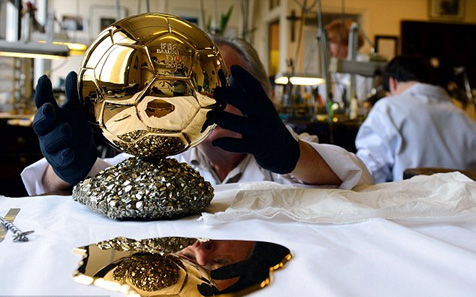 Proses Pembuatan Piala Ballon d'Or yang Berkilau (Pic++)