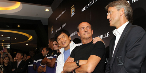 Jackie Chan Jadi Fans Terbaru Manchester City