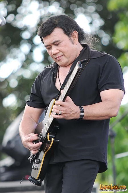 Rhoma Irama Terkenal Karena Produk Kafir :matabelo: