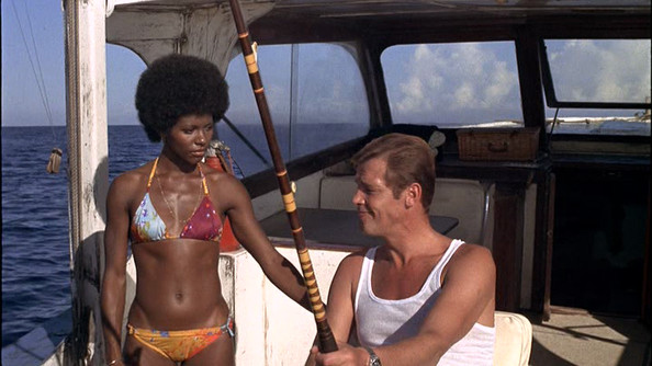 Para Bond Girl Dalam Balutan Bikini
