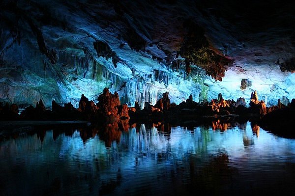 10 Gua Danau Bawah Tanah Luar Biasa Indah di Dunia