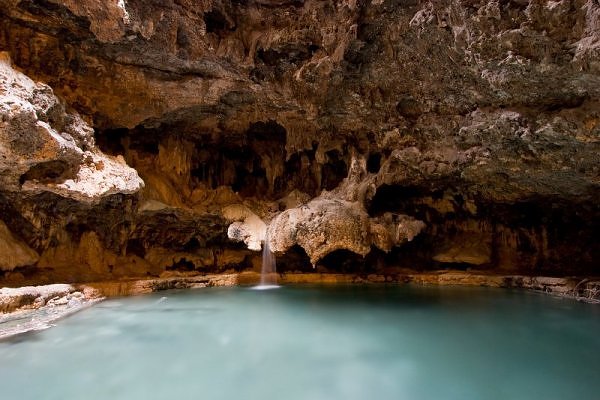 10 Gua Danau Bawah Tanah Luar Biasa Indah di Dunia