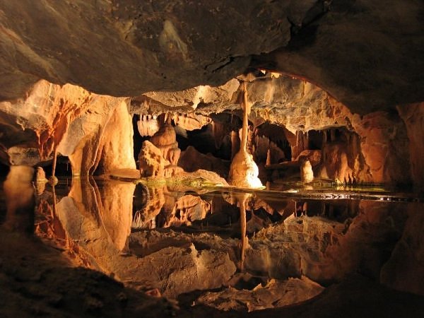 10 Gua Danau Bawah Tanah Luar Biasa Indah di Dunia