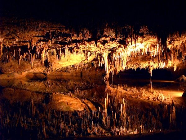 10 Gua Danau Bawah Tanah Luar Biasa Indah di Dunia