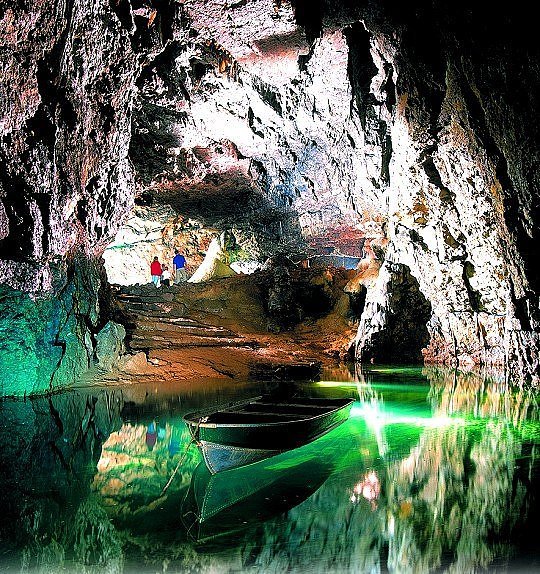 10 Gua Danau Bawah Tanah Luar Biasa Indah di Dunia