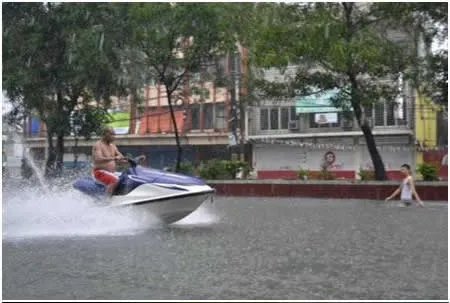 Foto-Foto Bahagia Yang Diambil Saat Banjir Melanda