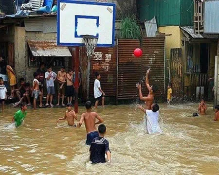 Foto-Foto Bahagia Yang Diambil Saat Banjir Melanda