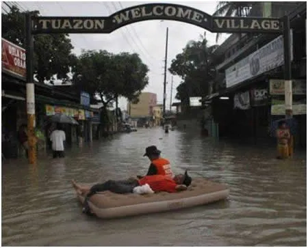 Foto-Foto Bahagia Yang Diambil Saat Banjir Melanda