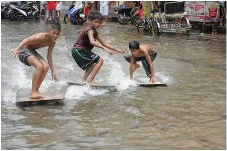 Foto-Foto Bahagia Yang Diambil Saat Banjir Melanda