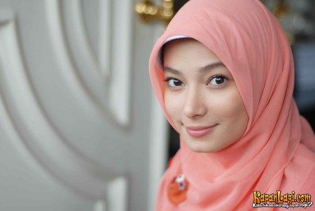 menurut agan cantikan asmirandah pakai jilbab atau ga..!!.he