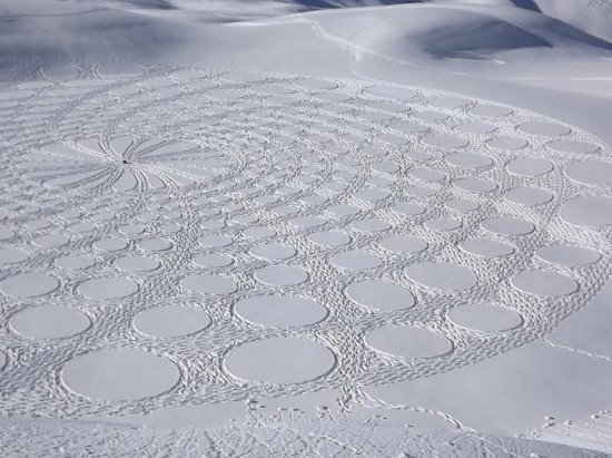 Kaki seniman Inggris ciptakan crop circle di atas salju