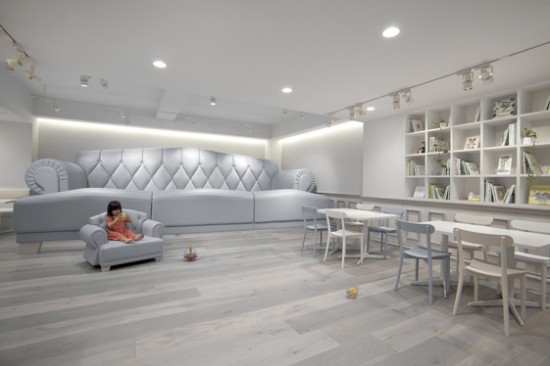 WaW! Bayi Jepang Sering Nongkrong Di Kafe Mewah?