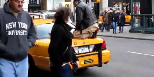 Pria Sholat di Atas Taksi di New York Jadi Tontonan Warga