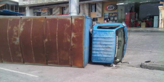 Waw ! Kesal diklakson, geng motor lempari truk PDAM