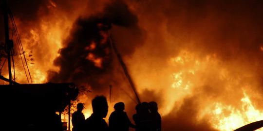 Jeritan Histeris Pedagang Pecah di Pasar Turi Lama yang Terbakar