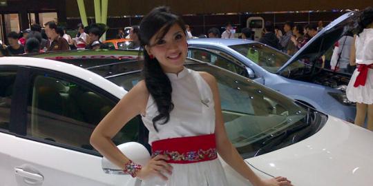 Si cantik penunggu mobil hybrid di IIMS 2012