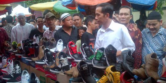 &#91;WOW&#93; Sepatu &amp; Kemeja Jokowi Beli di Emperan