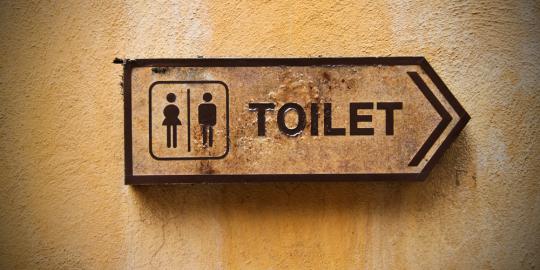 Tips menghindari kontaminasi bakteri di toilet umum.! 