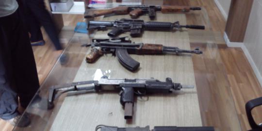 ak-uzi-m4supressor-satpam-temukan-5-senjata-laras-panjang-dekat-bak-sampah