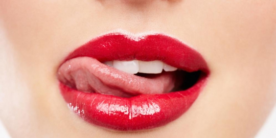 8 Hal Yang Menyebabkan Bibir Menjadi Hitam