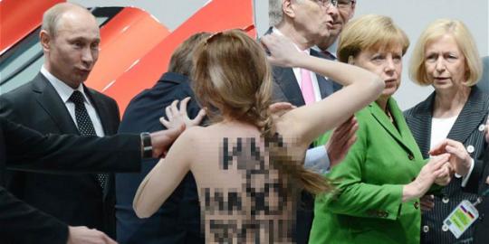 Putin disambut perempuan telanjang dada di Jerman