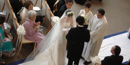 Pengantin Jepang Bayar Bule Untuk Jadi Penghulu