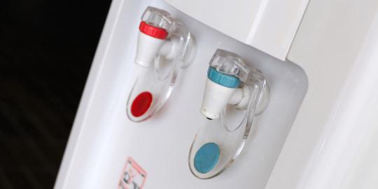 awaaassssSSS...Dispenser, tempat paling berkuman di dapur!