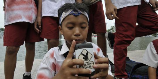 gregeet...Anak SD zaman sekarang, coret baju dan bawa BB gambar Playboy