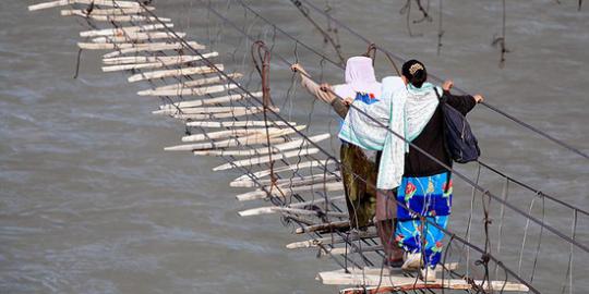 &#91;PICT&#93;Hussaini, jembatan gantung paling berbahaya sedunia! NO JEBMEN!