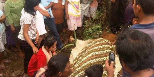 Warga Pontianak geger penemuan mayat pocong keluar dari kuburan!!