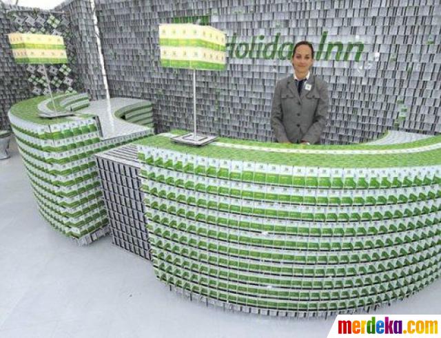 Wow, hotel ini terbuat dari 200.000 kartu plastik