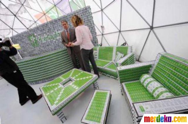 Wow, hotel ini terbuat dari 200.000 kartu plastik