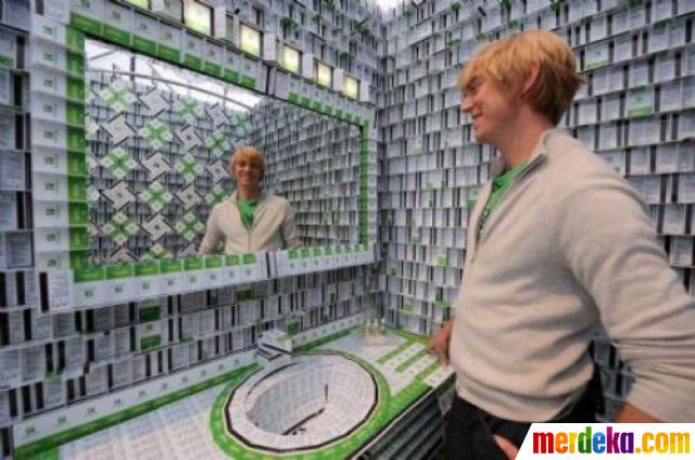 Wow, hotel ini terbuat dari 200.000 kartu plastik