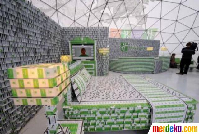 Wow, hotel ini terbuat dari 200.000 kartu plastik