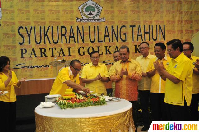 Ical Potong Tumpeng Rayakan HUT ke-48 Golkar di Slipi