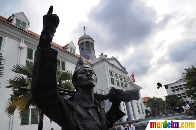 Mengais rezeki dengan menjadi patung