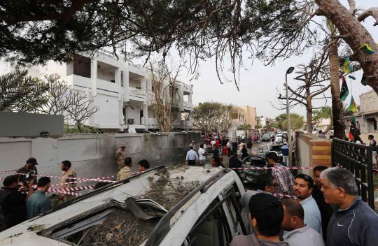 Gedung Kedutaan Besar Prancis di Tripoli dibom << FULL FOTO