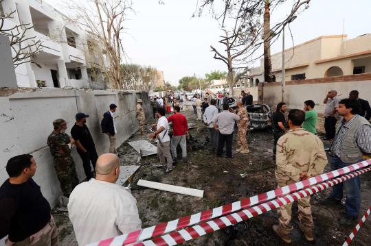 Gedung Kedutaan Besar Prancis di Tripoli dibom << FULL FOTO