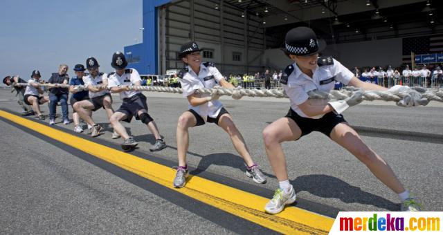 Polisi lomba tarik pesawat Airbus sejauh 100 M